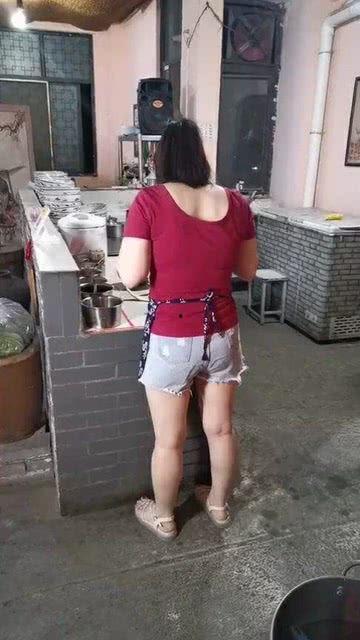 姑娘吃瓜搞笑瞬间